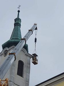 Kontrola opravené věže v Jevíčku pomocí autojeřábu Liebherr 1130