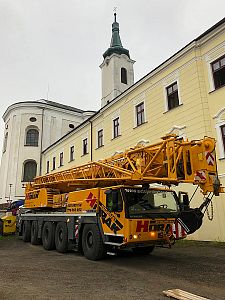 Kontrola opravené věže v Jevíčku pomocí autojeřábu Liebherr 1130