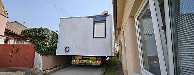 Přeprava modulárního domku 14 × 8,6 m pro firmu Hutchhouse