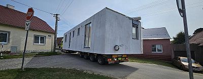 Přeprava modulárního domku 14 × 8,6 m pro firmu Hutchhouse