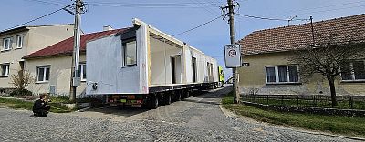 Přeprava modulárního domku 14 × 8,6 m pro firmu Hutchhouse