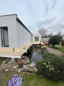 Usazení modulárního dvojdomku ve tvaru T pomocí autojeřábu