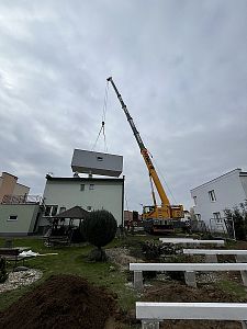 Usazení modulárního dvojdomku ve tvaru T pomocí autojeřábu