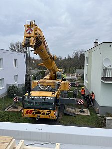 Usazení modulárního dvojdomku ve tvaru T pomocí autojeřábu