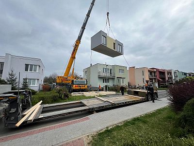 Usazení modulárního dvojdomku ve tvaru T pomocí autojeřábu