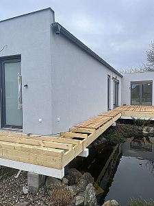 Usazení modulárního dvojdomku ve tvaru T pomocí autojeřábu